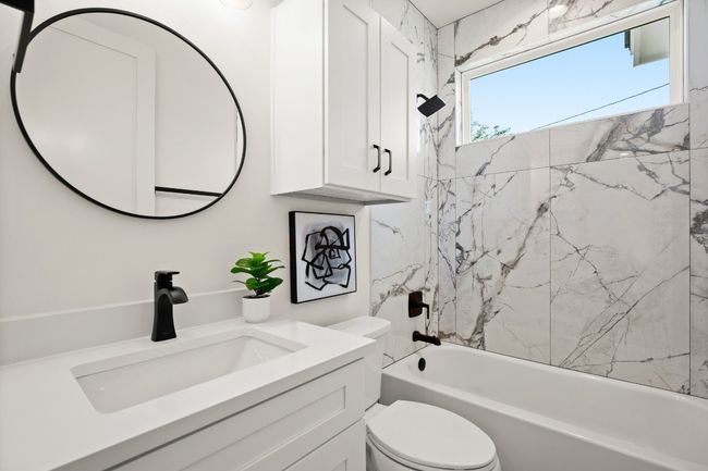 Full bathroom with tub on main | Image 11