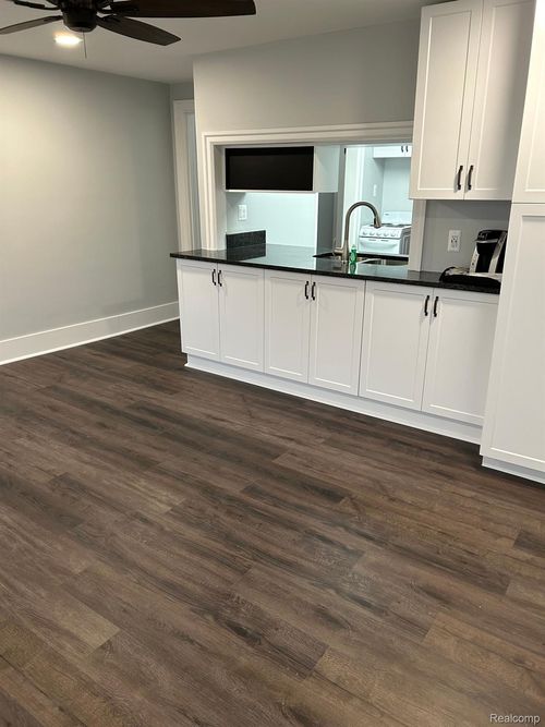 apt-5-2455 Military St, Port Huron, MI, 48060-8112 | Card Image