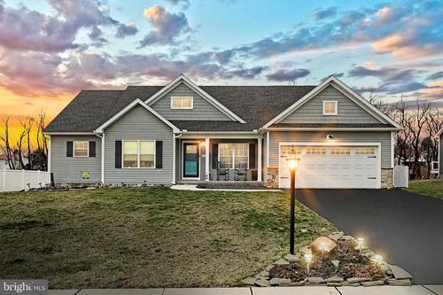 141 Oxford Blvd, NEW OXFORD, PA, 17350-9584 | Card Image