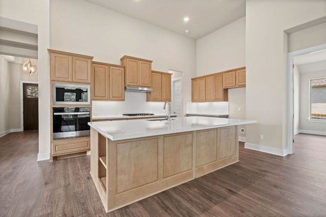 Large Center Island in Kitchen | Image 10