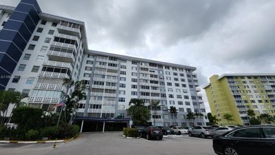 303 - 4350 Hillcrest Dr, Condo with 2 bedrooms, 2 bathrooms and null parking in Hollywood FL | Image 2