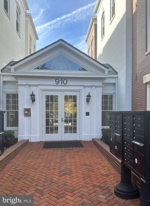 unit-105n-910 Powhatan St, ALEXANDRIA, VA, 22314-1493 | Card Image