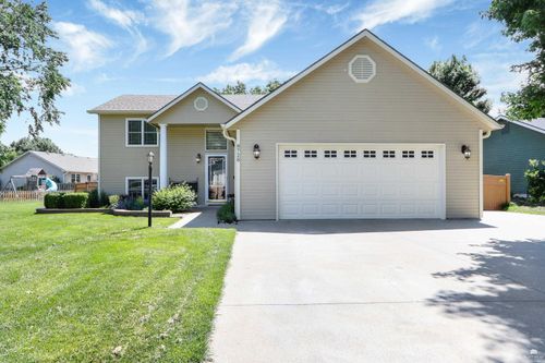 8728 Eagle Feather Dr, Manhattan, KS, 66502-1461 | Card Image