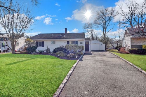 20 Collins Rd, Glen Cove, NY, 11542-4006 | Card Image