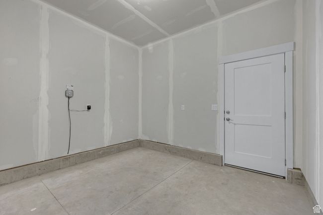 Unfurnished room with concrete flooring | Image 4