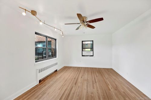fl-1st-7477 220th St, Oakland Gardens, NY, 11364-3015 | Card Image