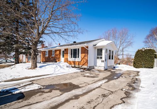 342 Av. Ross, House with 4 bedrooms, 2 bathrooms and null parking in Rimouski QC | Card Image
