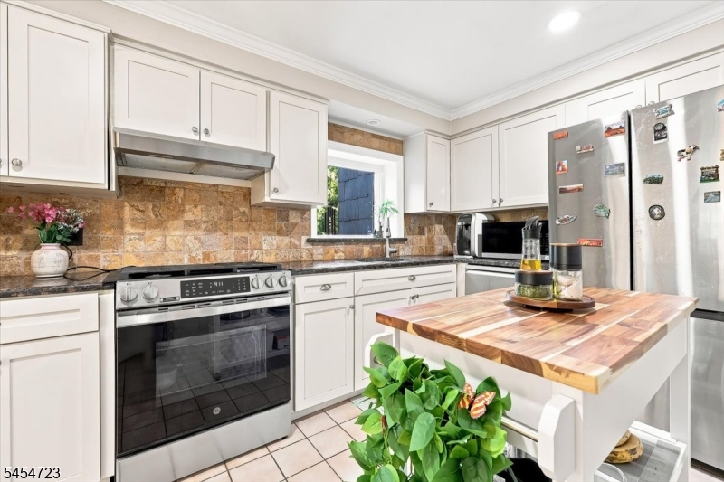 Residential Lease in Livingston Twp. 3