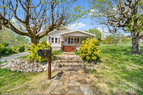 35 Amethyst St, Spruce Pine, NC, 28777-2747 | Card Image