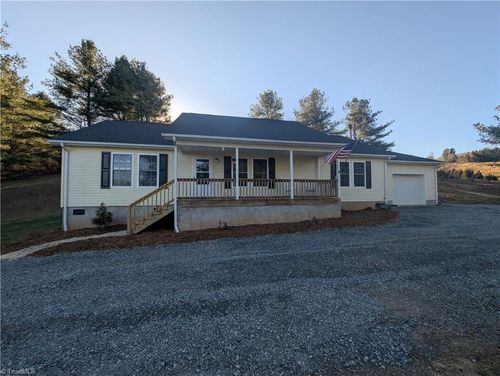 47 Peacock Ln, Sparta, NC, 28675-9015 | Card Image