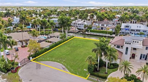 754 16th Ave, NAPLES, FL, 34102-7451 | Card Image