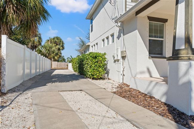 Driveway with pull-through to alleyway | Image 37