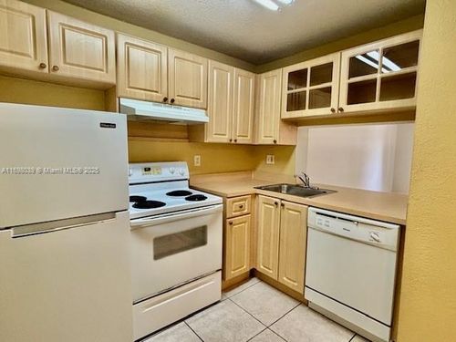 apt-203-9350 Fontainebleau Blvd, Miami, FL, 33172-4264 | Card Image