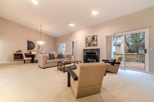 36713 Tanglewood Ln, Farmington Hills, MI, 48331-1948 | Card Image