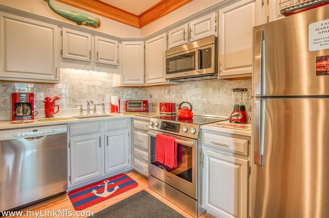 UNIT-1 - 47 E Chop Dr, Condo with 1 bedrooms, 1 bathrooms and null parking in Oak Bluffs MA | Image 4