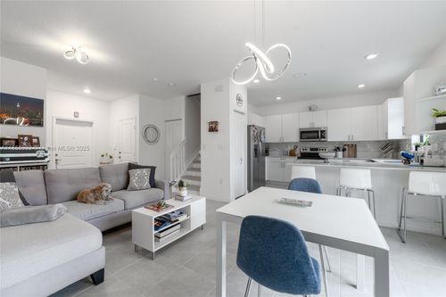 561 Nw 204th St, Miami Gardens, FL, 33169-3476 | Card Image