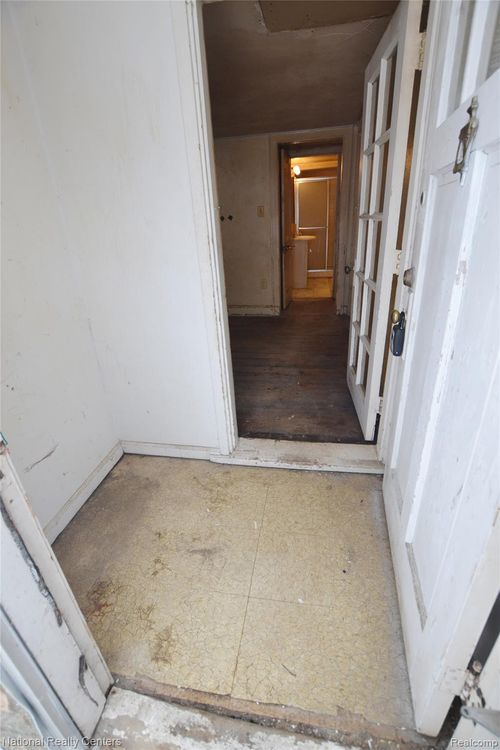 17005 Oporto St, Livonia, MI, 48154-6228 | Card Image