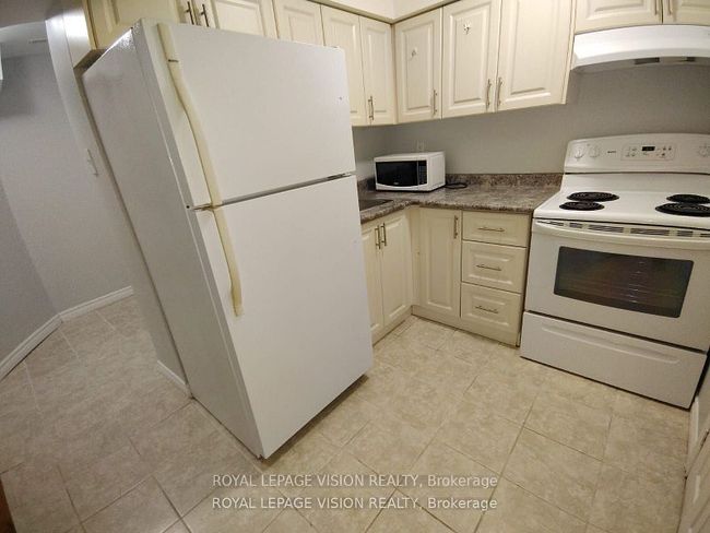 LOWER - 738 Stonepath Cir, House attached with 1 bedrooms, 1 bathrooms and 1 parking in Pickering ON | Image 10