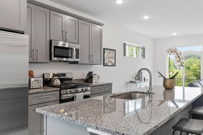 3141 Clover Ridge Dr, Townhouse with 3 bedrooms, 3 bathrooms and null parking in Chaska MN | Image 8