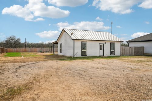 325 Las Palomas Dr, Lytle, TX, 78052-3576 | Card Image