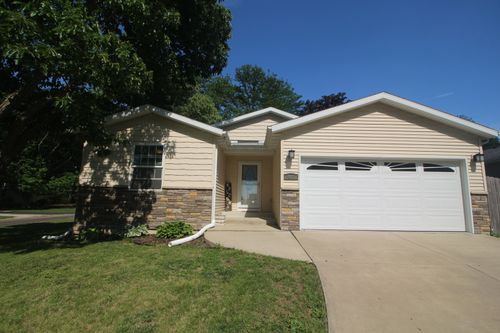 402 S Mclean St, Hudson, IL, 61748-7665 | Card Image