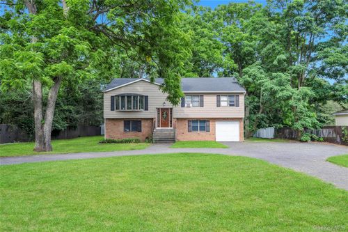 87 Holbrook Road, Brookhaven, NY, 11720 | Card Image