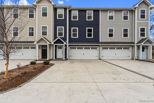 202 Oakwood St, Holly, MI, 48442-1332 | Card Image