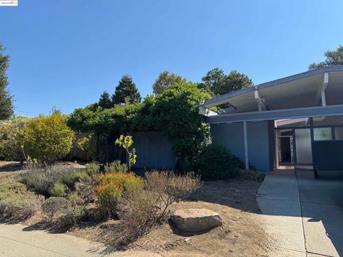 5667 Greenridge Rd, Castro Valley, CA, 94552-2625 | Card Image