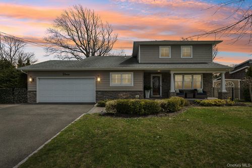 11 Palmer Dr, Sayville, NY, 11782-2823 | Card Image