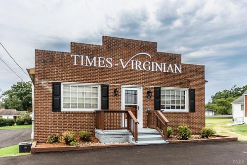 589 Court St, Appomattox, VA, 24522-8212 | Card Image