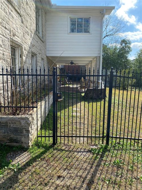 2002 Avenue O, Huntsville, TX, 77340-5024 | Card Image