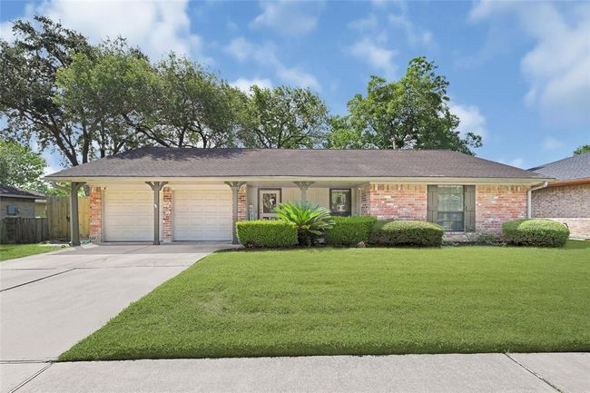 2703 Shady Creek Dr, House other with 3 bedrooms, 2 bathrooms and 2 parking in Pearland TX | Image 5