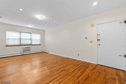 apt-1-239 Crescent Ln, Cliffside Park, NJ, 07010-2319 | Card Image