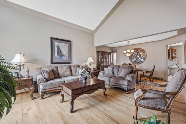 343 Shawinigan Place Sw, Home with 4 bedrooms, 2 bathrooms and 6 parking in Calgary AB | Image 7