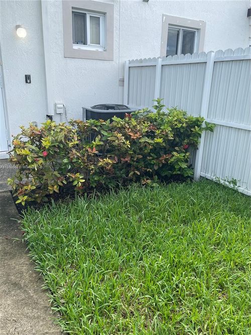 1370-1370 W 30th St, Hialeah, FL, 33012-4832 | Card Image