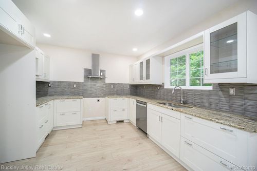 10303 9 Mile Rd, Whitmore Lake, MI, 48189-9229 | Card Image