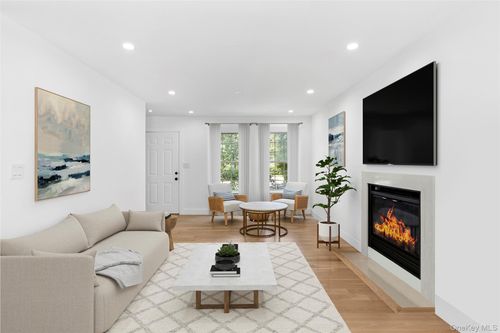 13 Shore Rd, Southampton, NY, 11968-1905 | Card Image