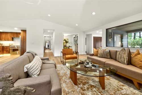 22016 Vine Rd, Brier, WA, 98036-9024 | Card Image