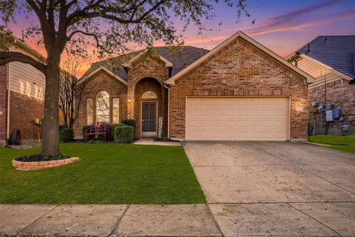 8933 Golden Sunset Trl, Fort Worth, TX, 76244-4939 | Card Image