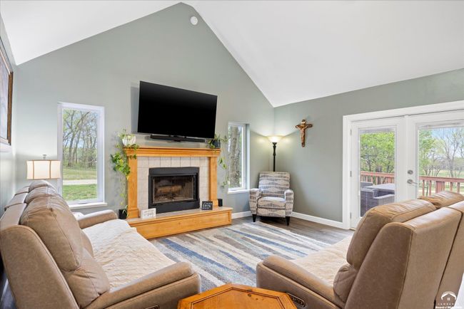 11096 43 Rd St, Home with 3 bedrooms, 3 bathrooms and null parking in Perry KS | Image 4