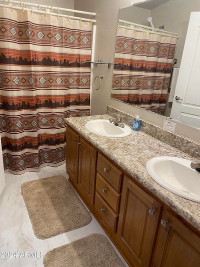 Immaculate double vanity master bath | Image 3