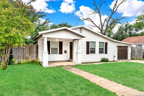 1607 14th St, Hondo, TX, 78861-1207 | Card Image