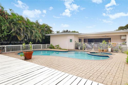 633 Ne 119th St, Biscayne Park, FL, 33161-6208 | Card Image