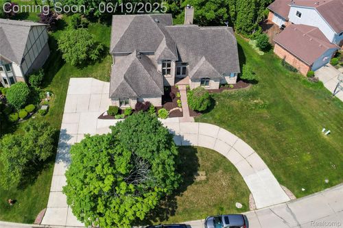 30753 Sunderland Dr, Farmington Hills, MI, 48331-5914 | Card Image