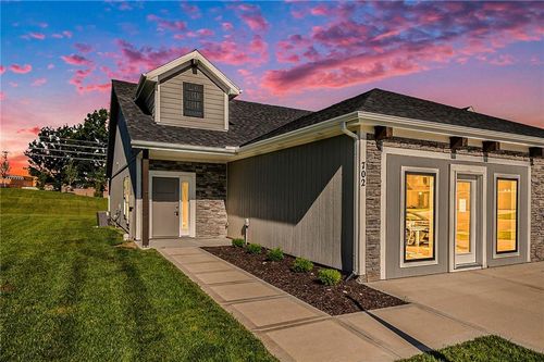 702 Ridge Dr, Smithville, MO, 64089-8328 | Card Image