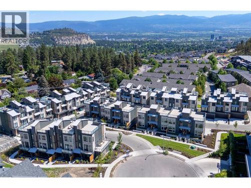 131 - 1455 Cara Glen Crt, Townhouse with 3 bedrooms, 3 bathrooms and 2 parking in Kelowna BC | Card Image