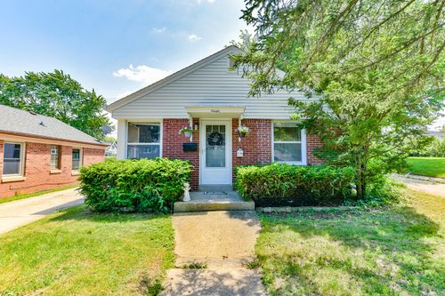 7645 W Lorraine Pl, Milwaukee, WI, 53222-5037 | Card Image