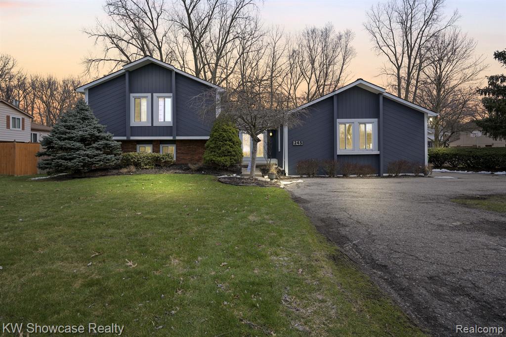 Oxbow Lake Rd, White Lake, MI 48386