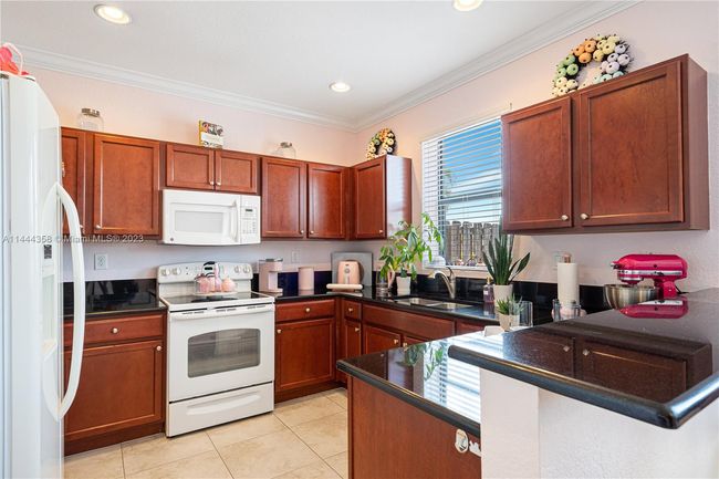 0 - 16317 Sw 71st Ter, Townhouse with 3 bedrooms, 2 bathrooms and null parking in Miami FL | Image 5