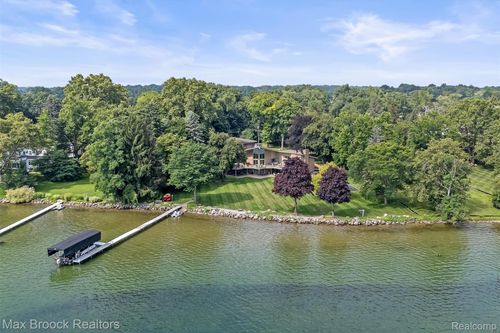 3333 Shore Dr, Orchard Lake, MI, 48324-2372 | Card Image